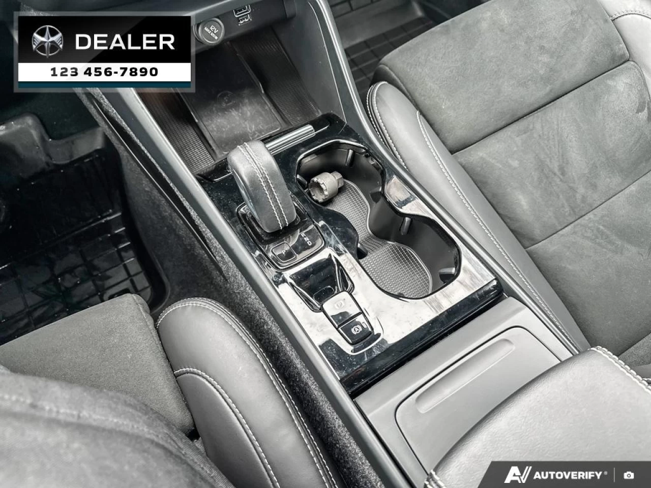 2022 Volvo XC40 T5 R-Design Main Image