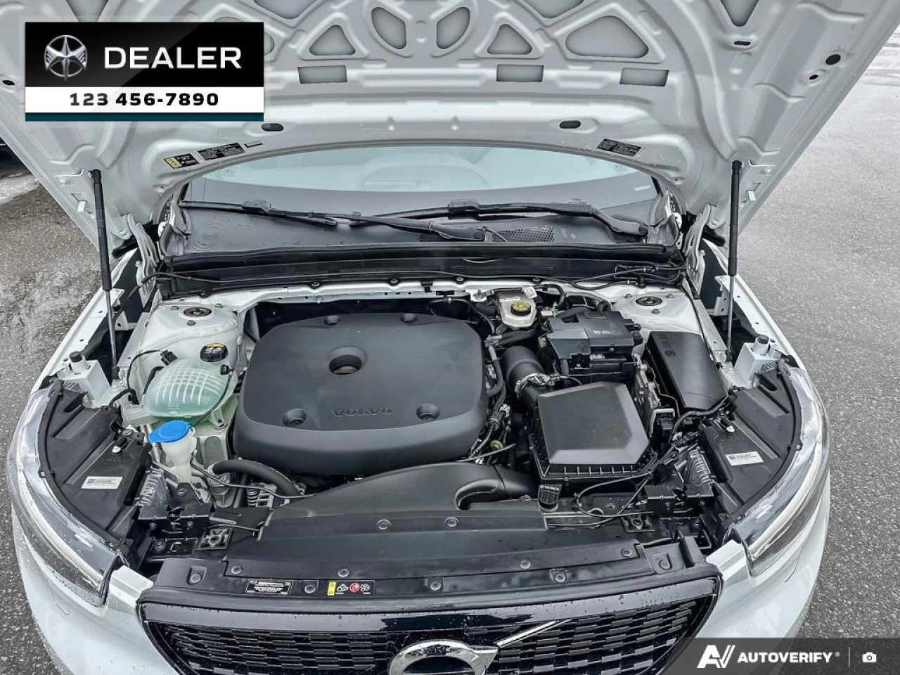 2022 Volvo XC40 T5 R-Design Main Image