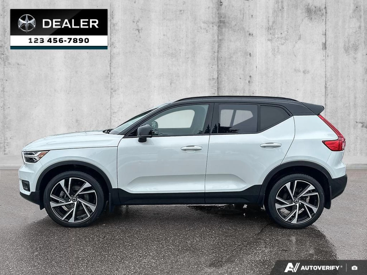 2022 Volvo XC40 T5 R-Design Main Image